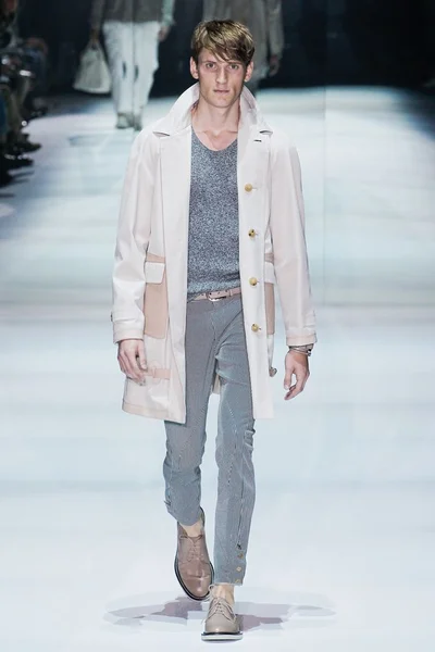 Look 16
